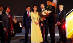 Hình ảnh đầu tiên của Tổng thống Obama tại sân bay Nội Bài
